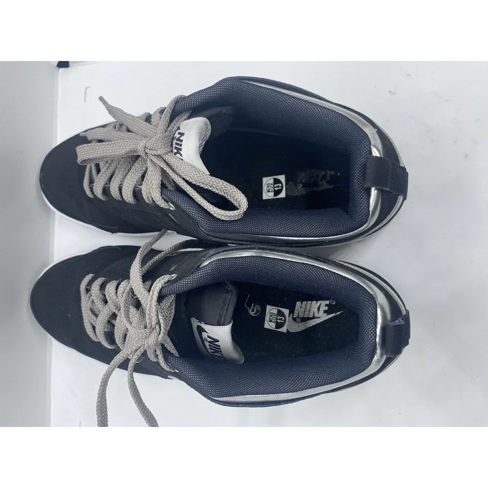 Nike convention low